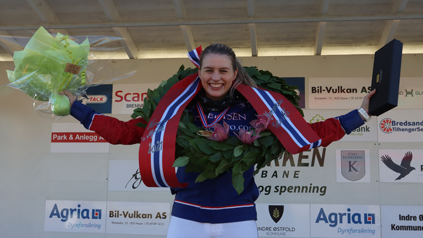 Amanda Robertsen tok lørdag sitt første norgesmesterskap for monteryttere. Foto: Hesteguiden.com