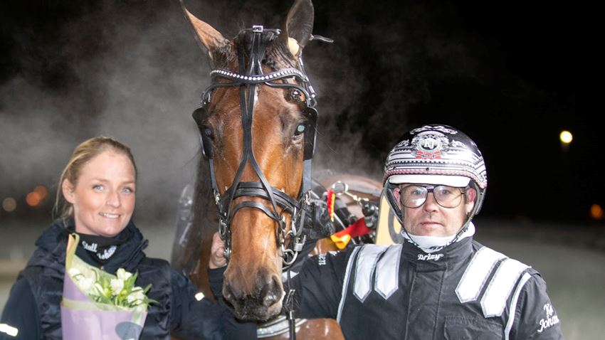 Squanto sammen med Maria og Kai Johansen etter seieren på Bjerke tirsdag. Foto: hesteguiden.com
